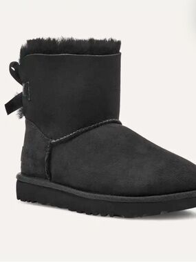 NWOT Uggs Mini Bailey Bow ll